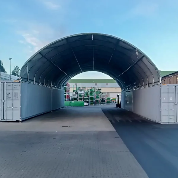Containerüberdachung zwischen zwei Lagercontainern, wetterfester Unterstand für Maschinen und Materialien von smartlager