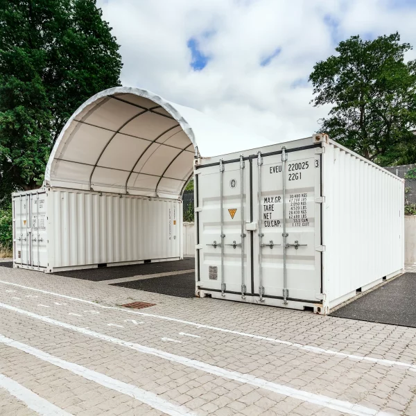 Containerüberdachung zwischen zwei Lagercontainern, wetterfester Unterstand für Maschinen und Materialien von smartlager